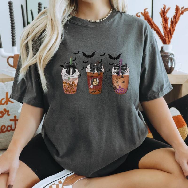 Iced Coffee Lover Halloween Pumpkin Spice Latte Shirt Retro Aesthetic Fall Y2K Gift Autumn Espresso Bat 90S Bow Style Unhinged von CincerelyYoursShop