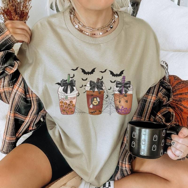 Iced Coffee Lover Halloween Pumpkin Spice Latte Shirt Retro Aesthetic Fall Y2K Gift Autumn Espresso Bat 90S Bow Style Unhinged von CincerelyYoursShop
