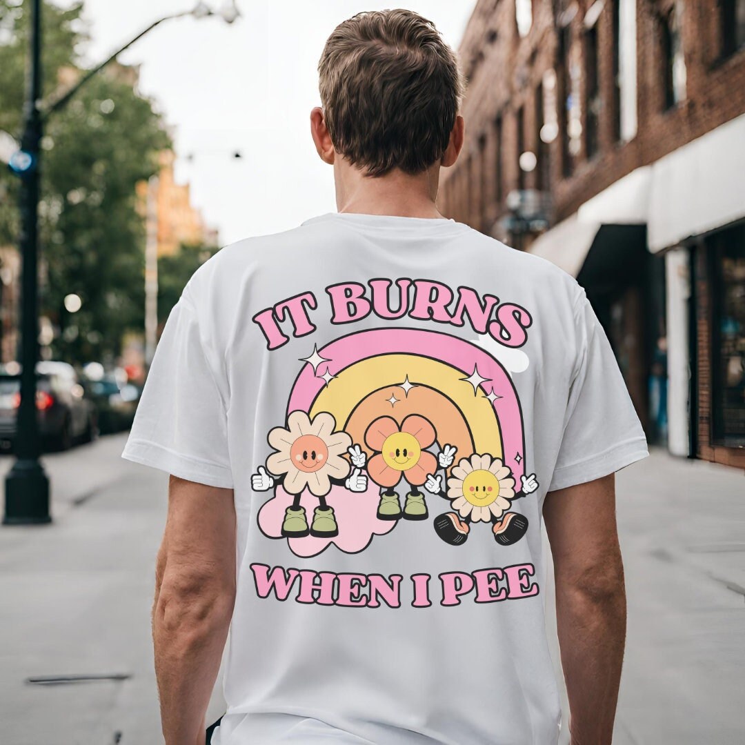 It Burns When I Pee Funny Flower Mascot Rainbow Unhinged Shirt Retro Meme Back Print T-Shirt Y2K Anxiety Mental Health Sarcasm Humor It Burns When I Pee Funny Flower Mascot Rainbow Unhinged Shirt Retro Meme Back Print T-Shirt Y2K Anxiety Mental Health Sarcasm Humor von CincerelyYoursShop