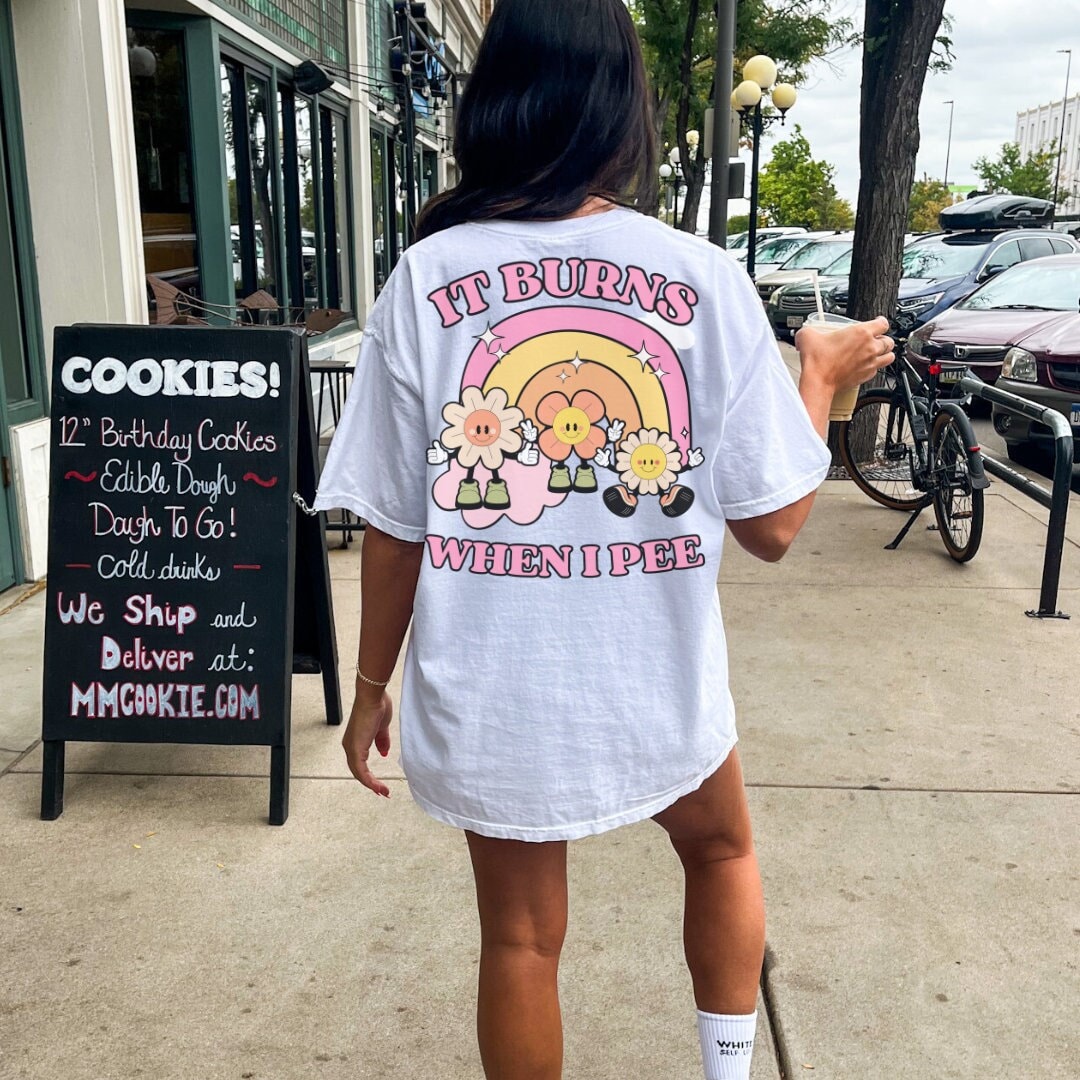 It Burns When I Pee Funny Flower Mascot Rainbow Unhinged Shirt Retro Meme Back Print T-Shirt Y2K Anxiety Mental Health Sarcasm Humor It Burns When I Pee Funny Flower Mascot Rainbow Unhinged Shirt Retro Meme Back Print T-Shirt Y2K Anxiety Mental Health Sarcasm Humor von CincerelyYoursShop