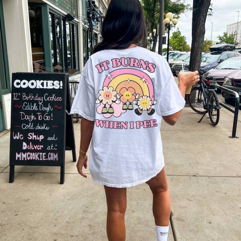 It Burns When I Pee Funny Flower Mascot Rainbow Unhinged Shirt Retro Meme Back Print T-Shirt Y2K Anxiety Mental Health Sarcasm Humor It Burns When I Pee Funny Flower Mascot Rainbow Unhinged Shirt Retro Meme Back Print T-Shirt Y2K Anxiety Mental Health Sarcasm Humor von CincerelyYoursShop
