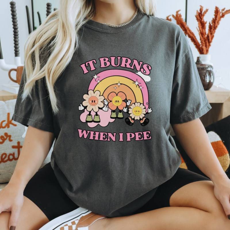 It Burns When I Pee Funny Flower Mascot Rainbow Unhinged Shirt Retro Meme Girls Trip T-Shirt Y2K Anxiety Mental Health Sarcasm Humor von CincerelyYoursShop