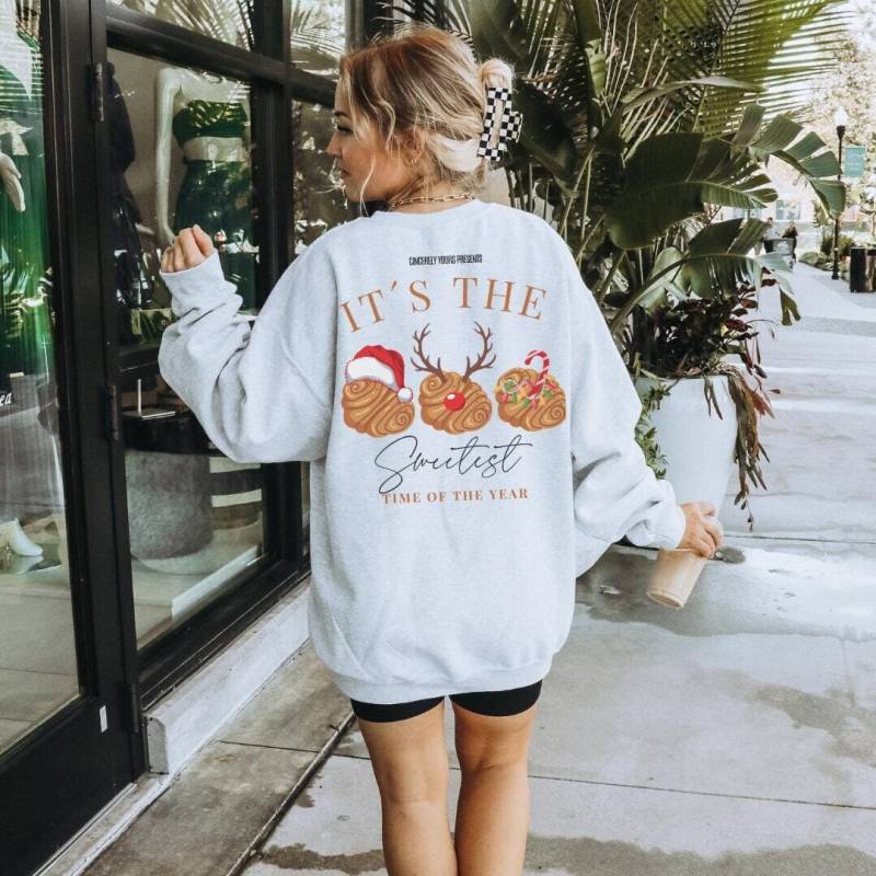 Its The Sweetest Time Of Year Franzbrötchen Christmas Sweatshirt Breakfast Lover Hamburg Food Mother Gift 90S Graphic Back Print Y2K von CincerelyYoursShop