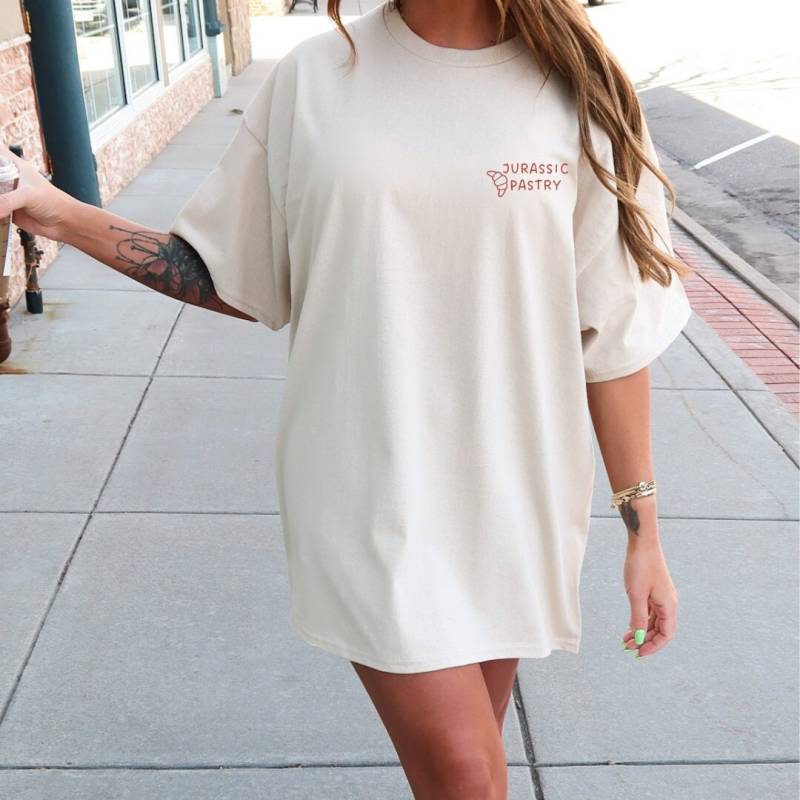 Jurassic Pastry Funny Dinosaurier Croissant Meme Oversized Shirt Retro Breakfast Lover Gift Food 90S Graphic Student Back Print Y2K Sarcasm von CincerelyYoursShop