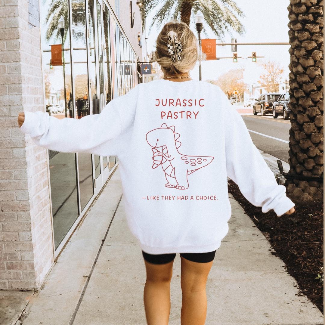 Jurassic Pastry Funny Dinosaurier Croissant Meme Unisex Sweatshirt Retro Breakfast Lover Gift Food 90 Graphic Student Back Print Y2K Sarcasm von CincerelyYoursShop