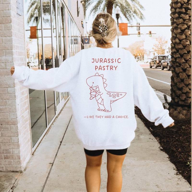 Jurassic Pastry Funny Dinosaurier Croissant Meme Unisex Sweatshirt Retro Breakfast Lover Gift Food 90 Graphic Student Back Print Y2K Sarcasm von CincerelyYoursShop