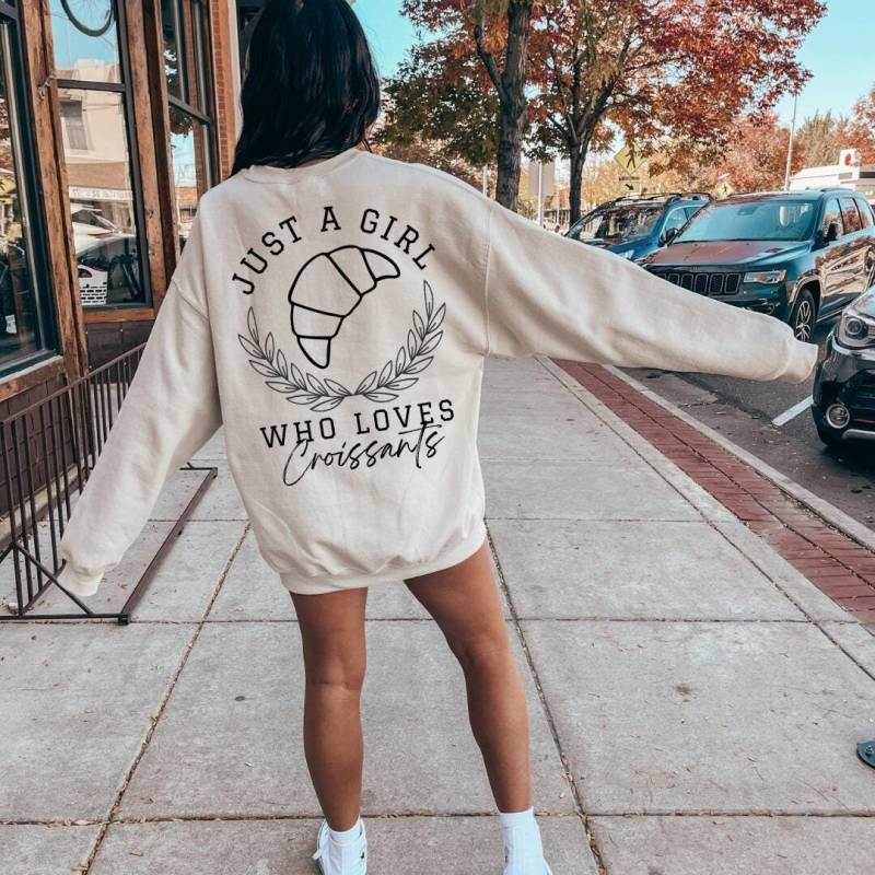 Just A Girl Who Loves Croissants Retro Aesthetic Sweatshirt Back Print College Y2K Vintage Pastry Gift Fall Sweater Women Cozy Vibe Sweets von CincerelyYoursShop