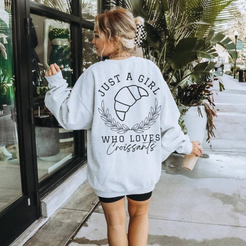 Just A Girl Who Loves Croissants Retro Aesthetic Sweatshirt Back Print College Y2K Vintage Pastry Gift Fall Sweater Women Cozy Vibe Sweets von CincerelyYoursShop