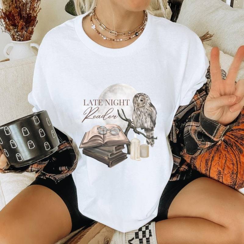 Late Night Reader Owl Moon Shirt Halloween Book Lover Shirt Retro Fall T-Shirt Y2K Worm Reading Teacher Gift Mom 90S Vintage von CincerelyYoursShop