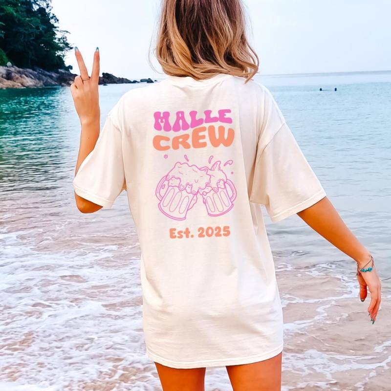 Malle Crew Social Club Cocktail Party Shirt 2025 Oversized Back Print Mallorca Holiday Group Jga Girls Trip Personalized Beer Drinking Shirt von CincerelyYoursShop