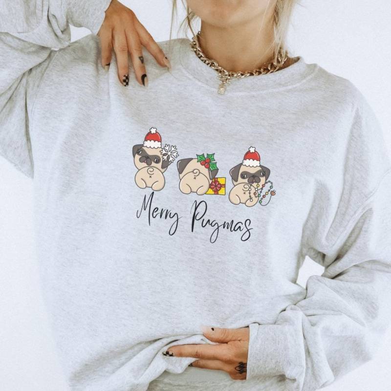 Merry Pugmas Funny Christmas Sweatshirt Pug Lover Dog Owner Dad Santapaws Gift Cozy Cute Family Festive Silly Meme Childless Mom 90S von CincerelyYoursShop