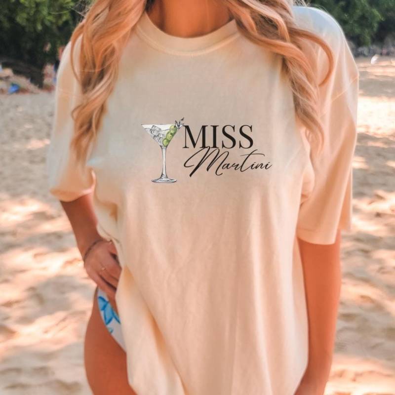 Miss Martini Retro T-Shirt Cocktail Dirty Tini Y2K Student Party Vintage Alcohol Gift Bestie Aperitifo Retro Mother Birthday Girl 90S von CincerelyYoursShop