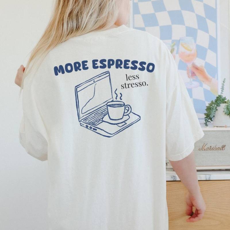 More Espresso Less Stresso Retro Coffee Mug Laptop Lover T-Shirt Food Mothers Day Gift 90S Graphic Tshirt Back Print Y2K Breakfast von CincerelyYoursShop