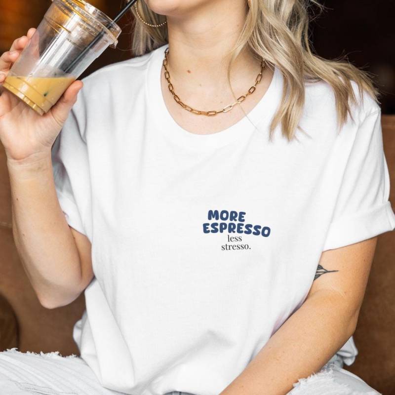 More Espresso Less Stresso Retro Coffee Mug Laptop Lover T-Shirt Food Mothers Day Gift 90S Graphic Tshirt Back Print Y2K Breakfast von CincerelyYoursShop