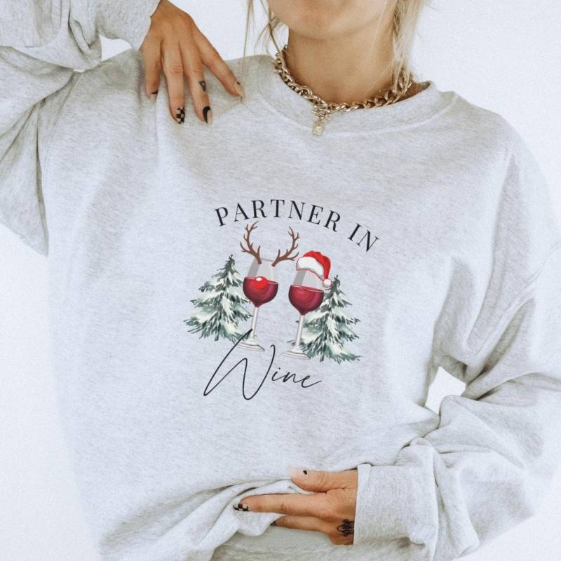 Partner in Wine Party Christmas Sweatshirt Personalized Group Shirt Apres Ski Vacay Group Girls-Trip Glas Reindeer Custom Bestie Gift von CincerelyYoursShop