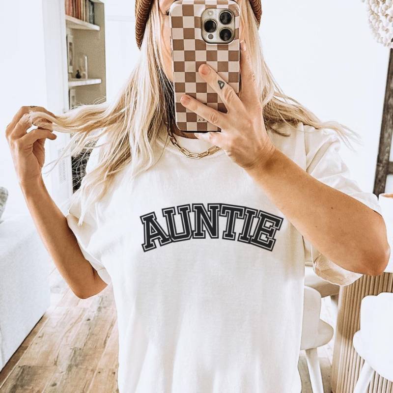 Personalized Cool Auntie Club Shirt Retro T-Shirt Pregnancy Reveal Gift For Aunt To Be Custom Baby Shower Sister College Style von CincerelyYoursShop