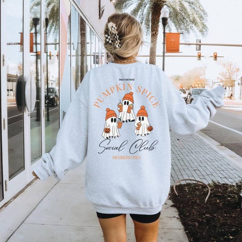 Pumpkin Spice Latte Social Club Oversized Retro Coffee Lover Sweatshirt Food Cute Ghost Gift 90S Autumn Halloween Back Y2K Pocket Print von CincerelyYoursShop