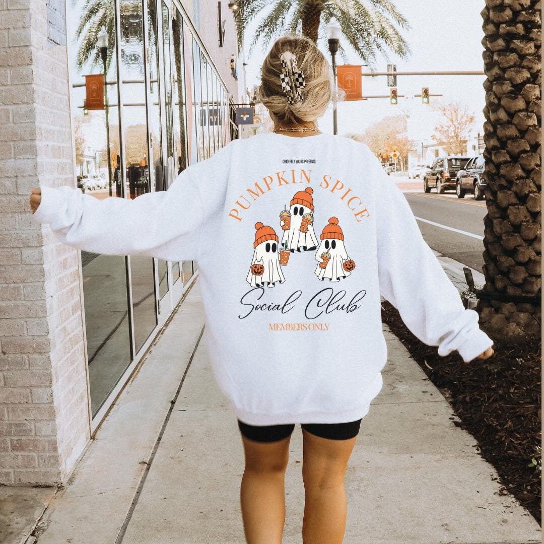 Pumpkin Spice Latte Social Club Oversized Retro Coffee Lover Sweatshirt Food Cute Ghost Gift 90S Autumn Halloween Back Y2K Pocket Print von CincerelyYoursShop