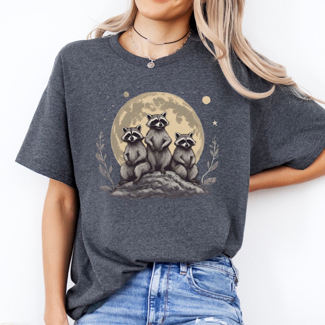 Racoon Moon Graphic T-Shirt Vintage Oversized T-Shirts Retro Racoon Lover Funny Shirt Student Sarcasm Silly Tshirt Gift Mothers Day Fathers von CincerelyYoursShop