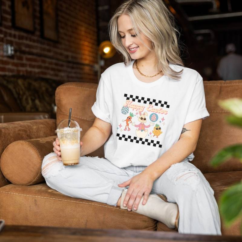 Retro Easter T-Shirt Unisex Vintage 1960 Sweatshirt Bunny Women Tshirt Chicken Egg Happy Crewneck Shirt 1970 Wavy Font Sweater von CincerelyYoursShop