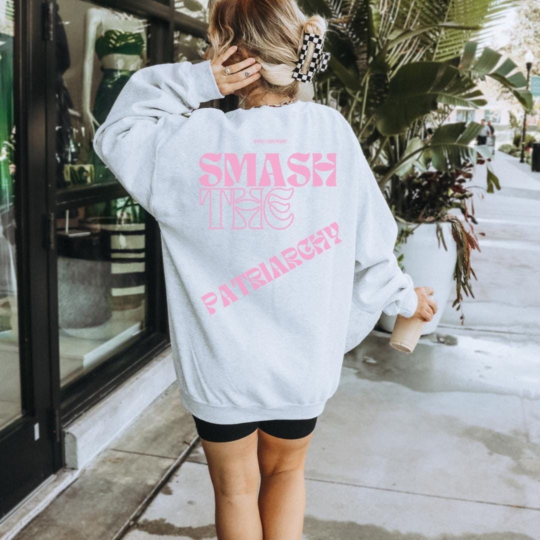 Smash The Patriarchy Oversized Pink Retro Sweatshirt Feminist Gift Feminism Quote Love Unisex Y2K Pride Vintage Equality Female Empowerment Smash The Patriarchy Oversized Pink Retro Sweatshirt Feminist Gift Feminism Quote Love Unisex Y2K Pride Vintage Equality Female Empowerment von CincerelyYoursShop