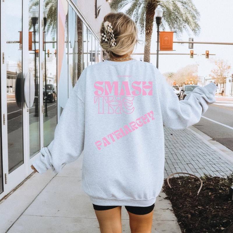 Smash The Patriarchy Oversized Pink Retro Sweatshirt Feminist Gift Feminism Quote Love Unisex Y2K Pride Vintage Equality Female Empowerment von CincerelyYoursShop