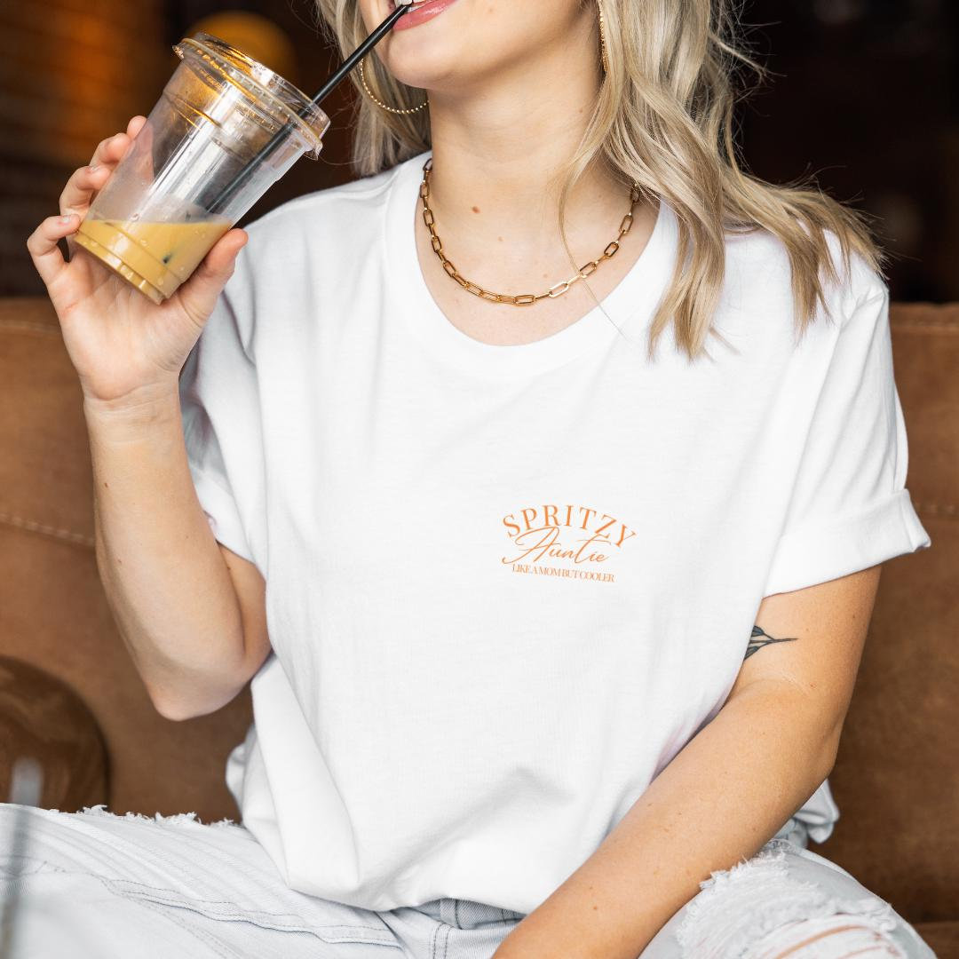 Spritzy Auntie Aperol Spritz Retro Pregnancy Reveal Gift Aunt Pocket Print Cocktail Shirt Holy Aperoli Vintage Aperitifo Baby Shower von CincerelyYoursShop