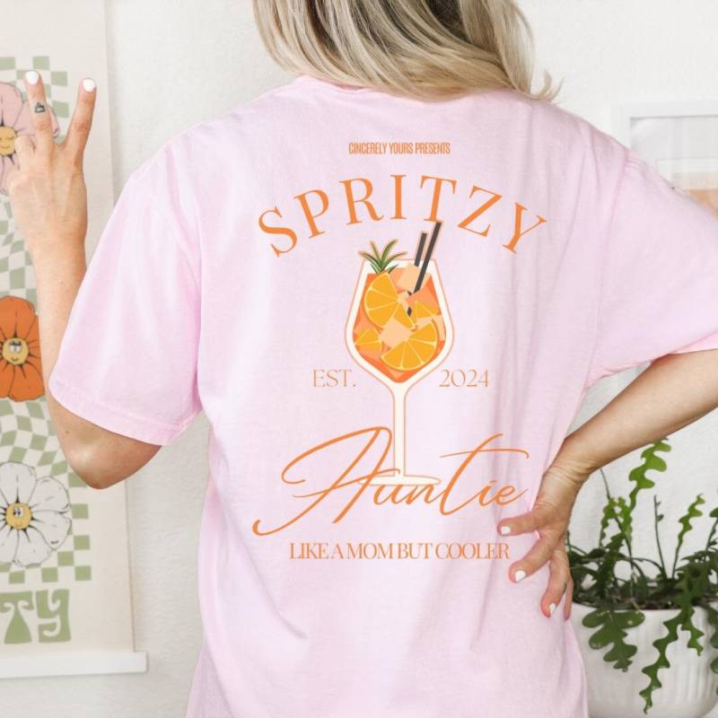 Spritzy Auntie Aperol Spritz Retro Pregnancy Reveal Gift Aunt Pocket Print Cocktail Shirt Holy Aperoli Vintage Aperitifo Baby Shower von CincerelyYoursShop