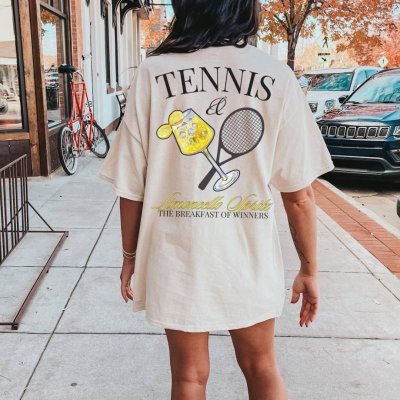 Tennis & Limoncello Spritz The Breakfast Of Winners Retro Back Print 90S Tennis Lover Vintage Y2K Student Pocket Cocktail Tennis & Limoncello Spritz The Breakfast Of Winners Retro Back Print 90S Tennis Lover Vintage Y2K Student Pocket Cocktail von CincerelyYoursShop