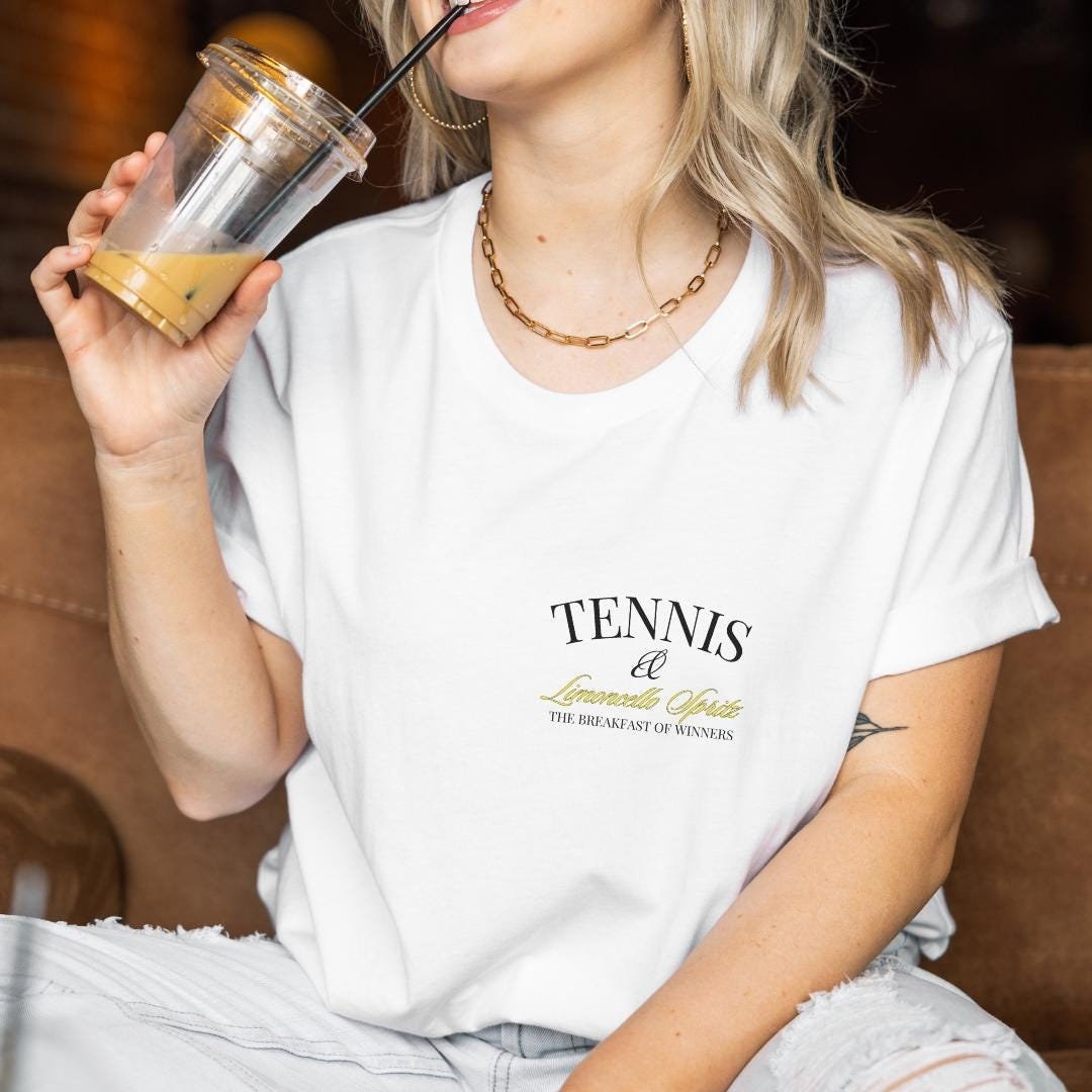Tennis & Limoncello Spritz The Breakfast Of Winners Retro Back Print 90S Tennis Lover Vintage Y2K Student Pocket Cocktail von CincerelyYoursShop