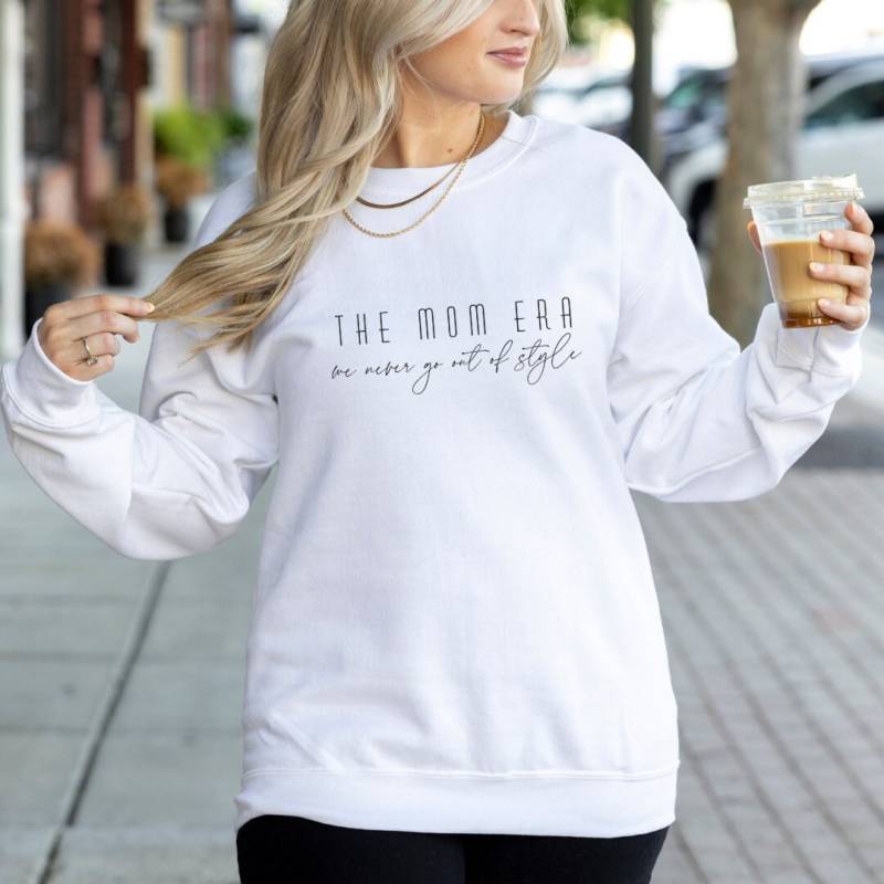 The Mom Era We Never Go Out Of Style Sweatshirt 90S Minimal Aesthetic Mother To Be Gift Baby Shower Mothers Day Birthday Y2K Concert von CincerelyYoursShop