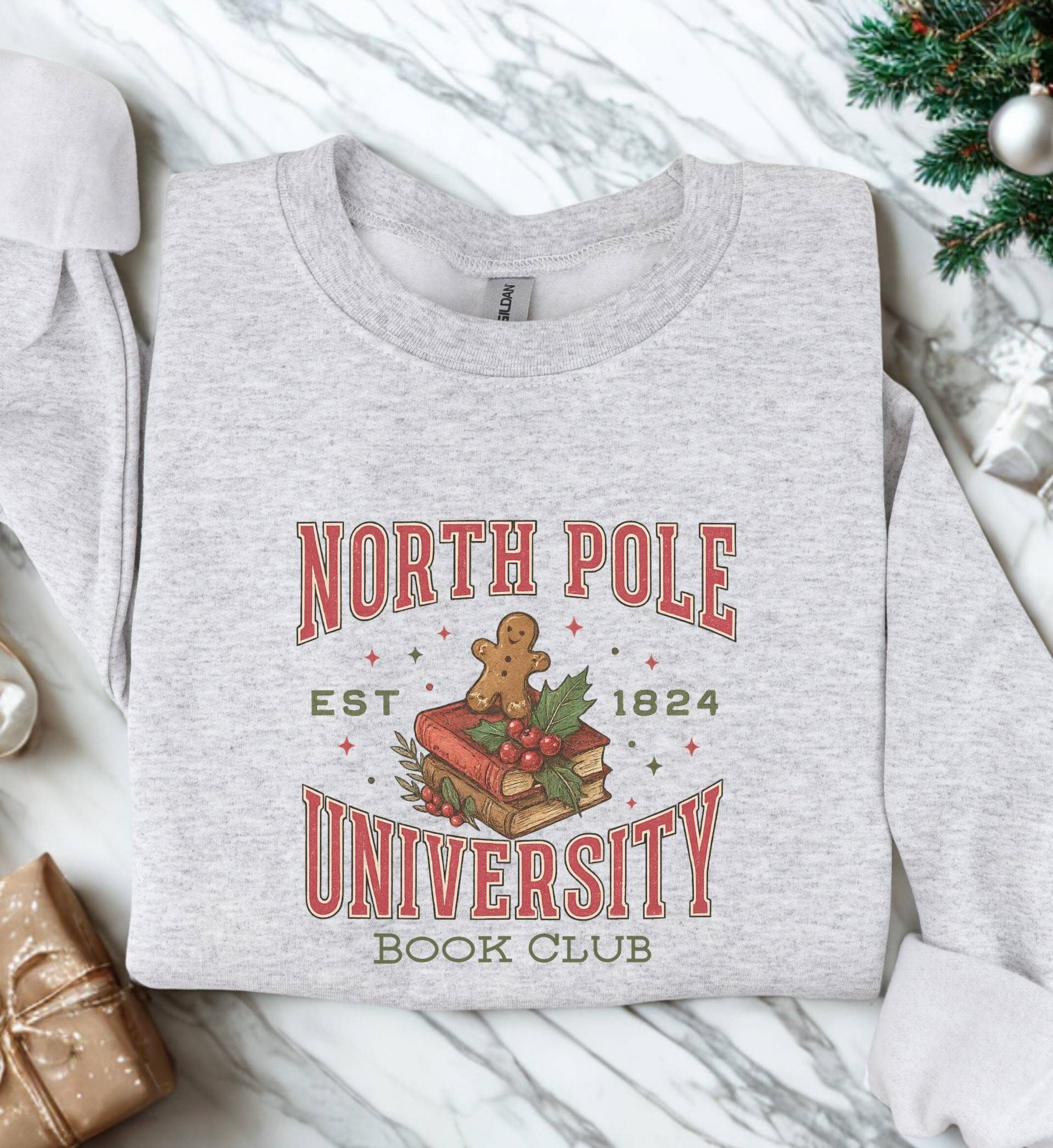 Vintage North Pole University Book Club Sweatshirt Retro Gingerbread Xmas Sweater Holiday Lover Reading Christmas Smut Reader Booktok von CincerelyYoursShop