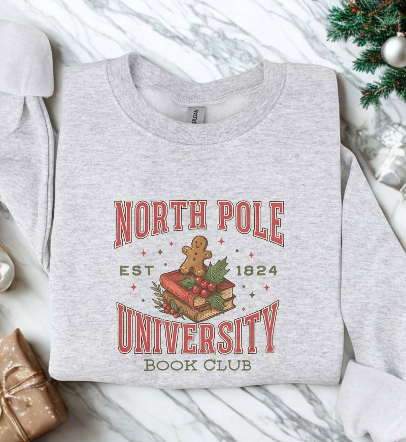 Vintage North Pole University Book Club Sweatshirt Retro Gingerbread Xmas Sweater Holiday Lover Reading Christmas Smut Reader Booktok von CincerelyYoursShop