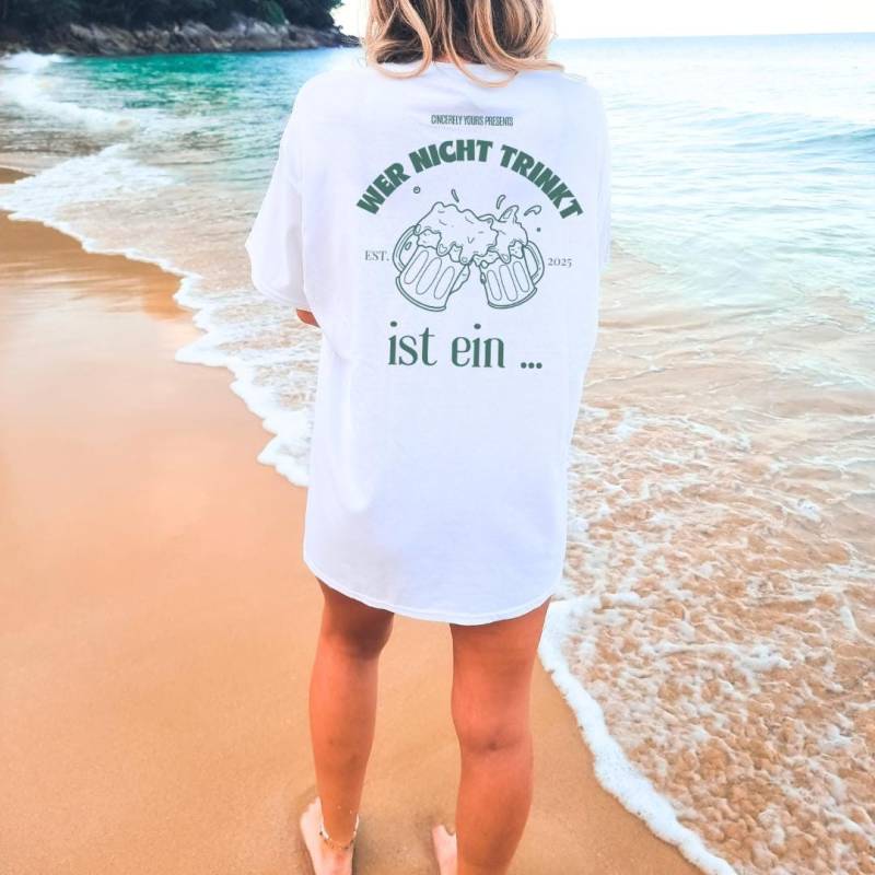 Wer Nicht Trinkt Ist Ein Cocktail Party Shirt Malle 2025 Oversized Back Print Mallorca Holiday Group Jga Girls Trip Personalized Beer 90S von CincerelyYoursShop