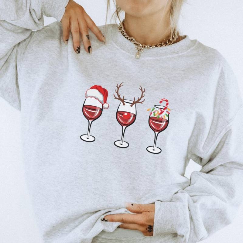 Wine Christmas Sweatshirt Party Group Shirt Apres Ski Vacay Group Girls-Trip Wine Glas Reindeer Bestie Gift Santa Claus Hat Candy Cane Y2K von CincerelyYoursShop