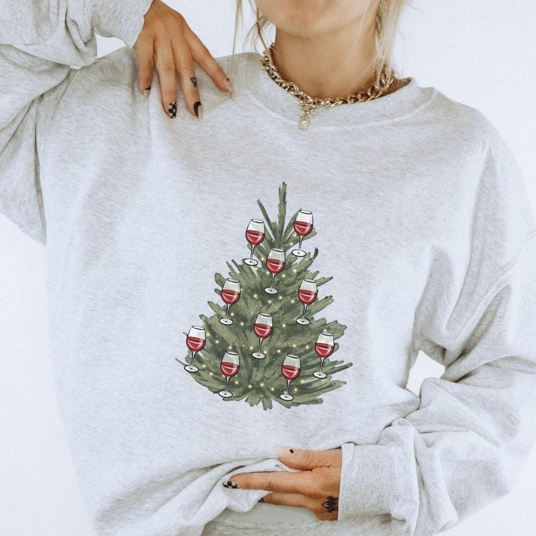 Wine Christmas Tree Sweatshirt Party Group Shirt Apres Ski Vacay Group Girls-Trip Wine Glas Bestie Gift Mother Me Time Y2K Family Pullover von CincerelyYoursShop