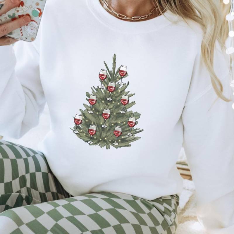 Wine Christmas Tree Sweatshirt Party Group Shirt Apres Ski Vacay Group Girls-Trip Wine Glas Bestie Gift Mother Me Time Y2K Family Pullover von CincerelyYoursShop