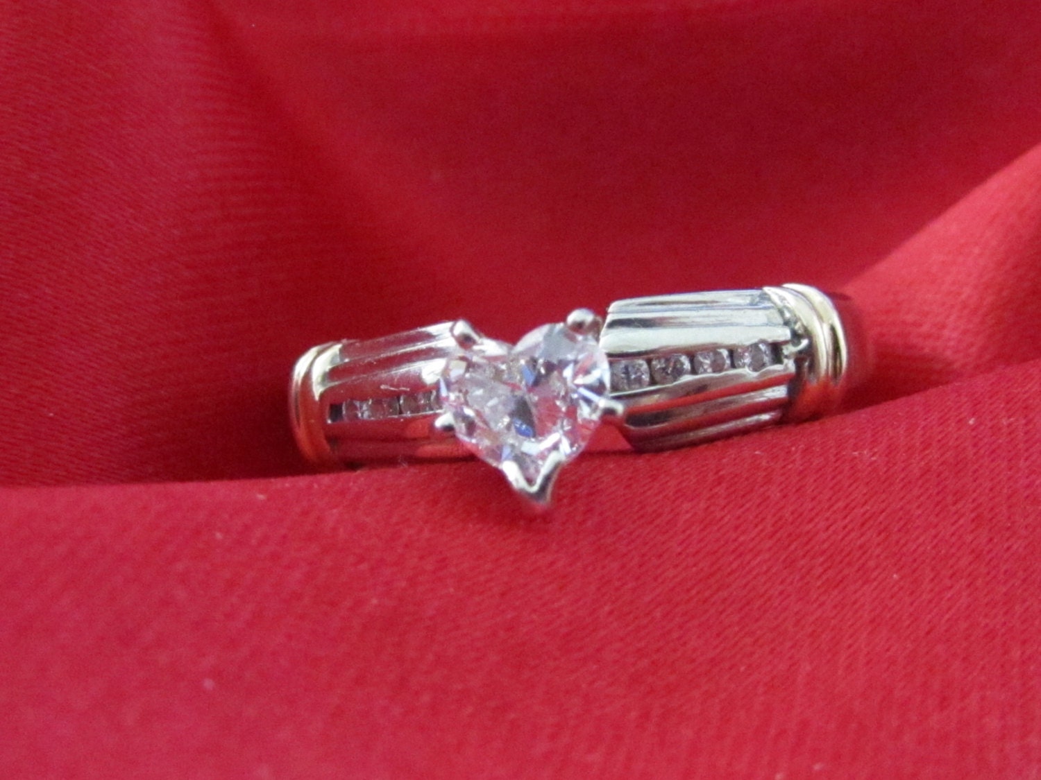 14K Weiß & Gelbes Gold Herz Geformt Diamant-Verlobungsring-Hochzeits-Größe 7 14K Weiß & Gelbes Gold Herz Geformt Diamant-Verlobungsring-Hochzeits-Größe 7 von CindeesDesigns