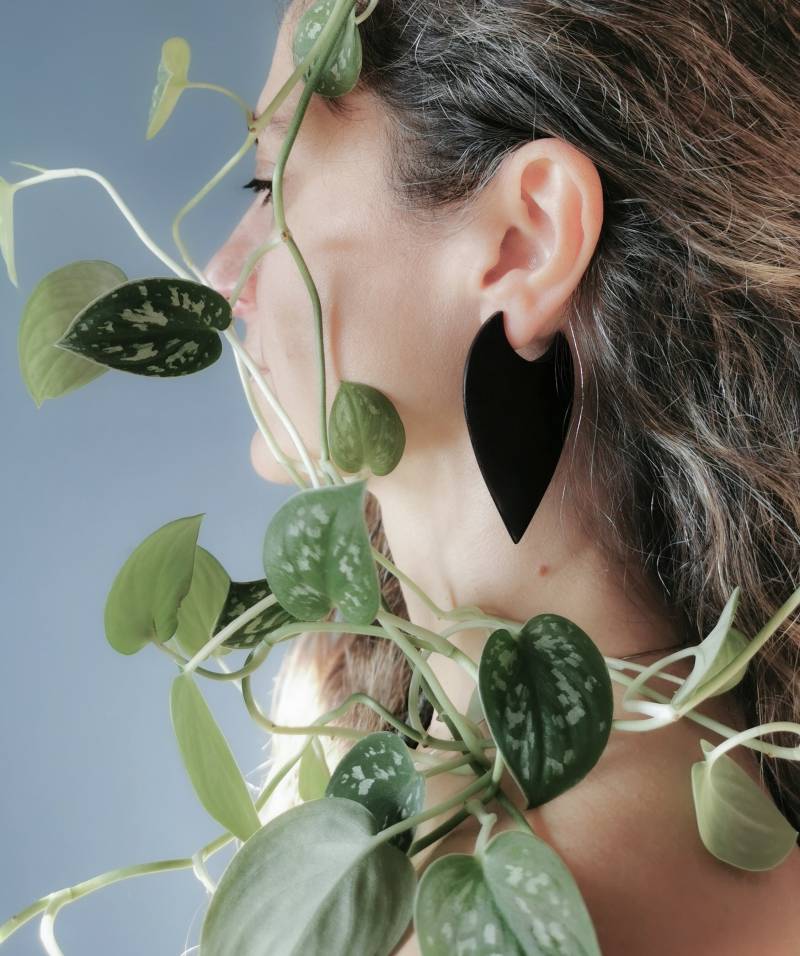 Handgefertigte One Of A Kind Blattform Rosenholz Ohrringe von CindyLeperShop