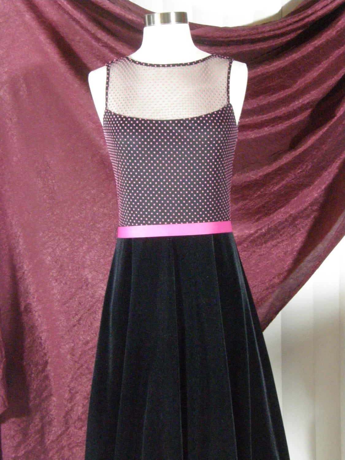 Pinkes Kleid Mit Tupfen Und Schwarzem Samt - Ideal Zum Abschlussball Passend Tanzen Vintage Pinkes Kleid Mit Tupfen Und Schwarzem Samt - Ideal Zum Abschlussball Passend Tanzen Vintage von CindyLouReNew