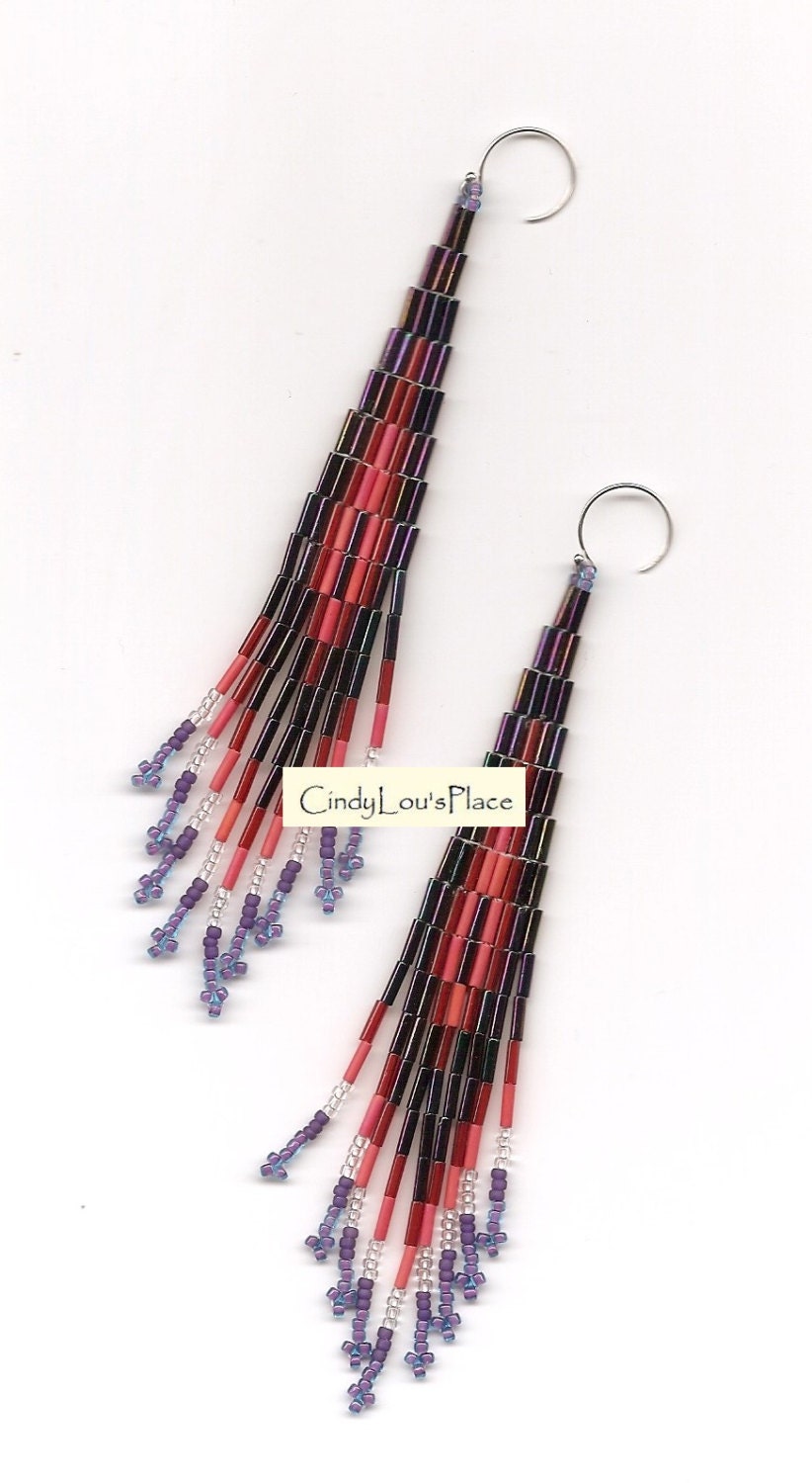 Irisierende Lila Und Blazing Red Bugle Perlen Ohrringe Irisierende Lila Und Blazing Red Bugle Perlen Ohrringe von CindyLousPlace