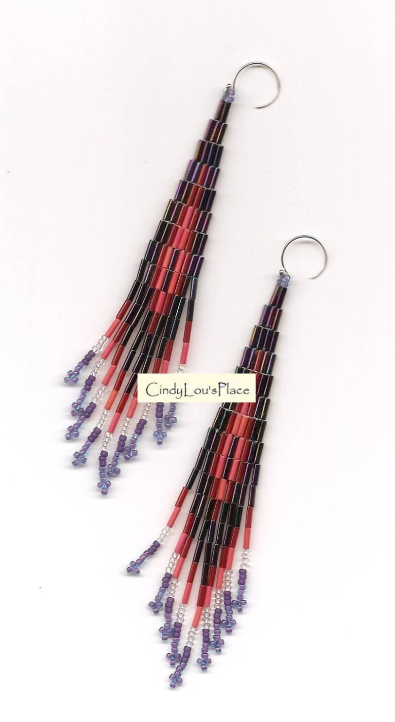 Irisierende Lila Und Blazing Red Bugle Perlen Ohrringe Irisierende Lila Und Blazing Red Bugle Perlen Ohrringe von CindyLousPlace