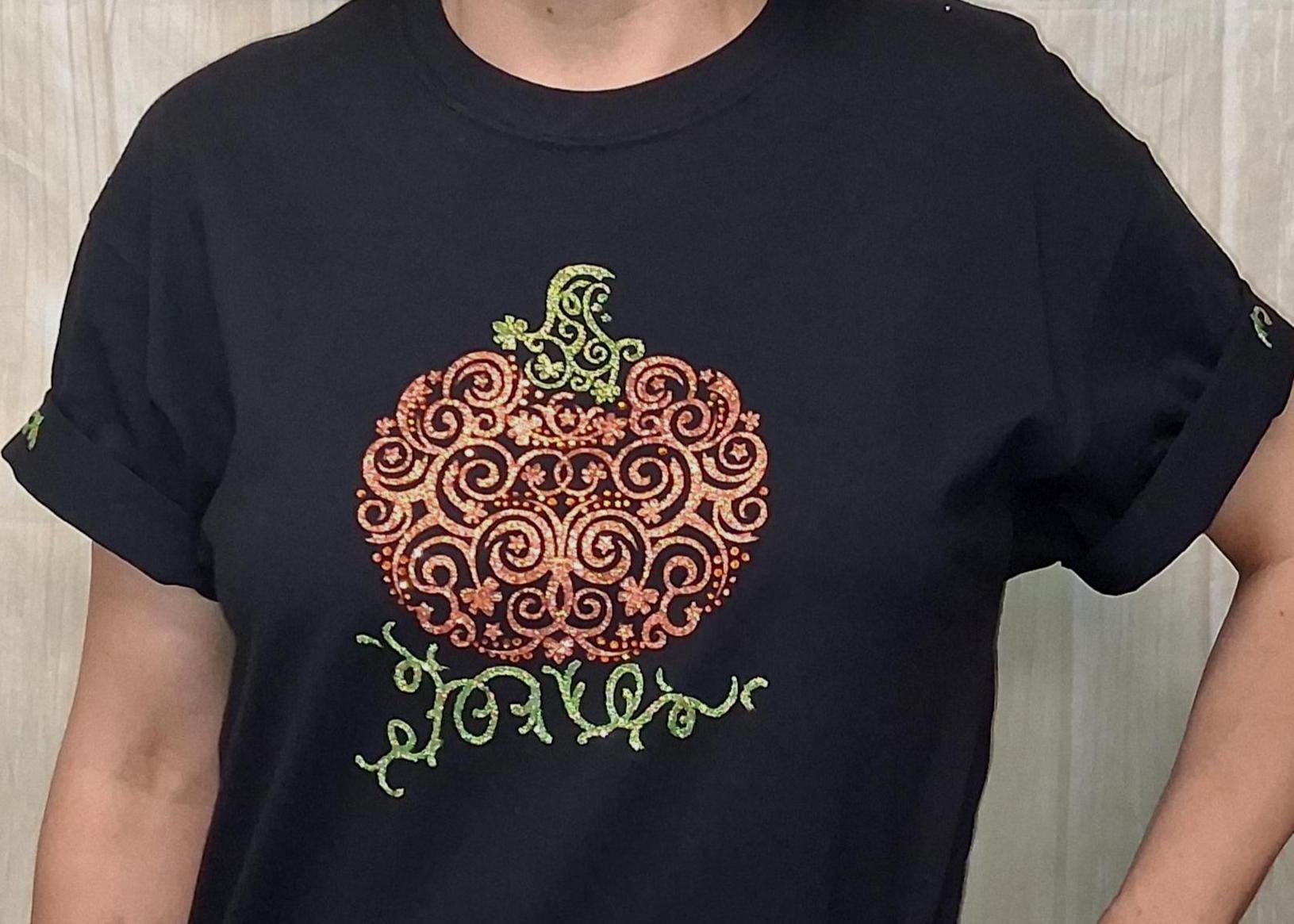 Glitzernde Swirl Pumpkin Bling Unisex Größe Shirt von CindysBlingShirtShop