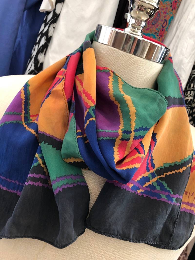 Vintage-Echo-Runway Seiden Schal Mehrfarbig Vintage-Echo-Runway Seiden Schal Mehrfarbig von CindysCuriositieShop