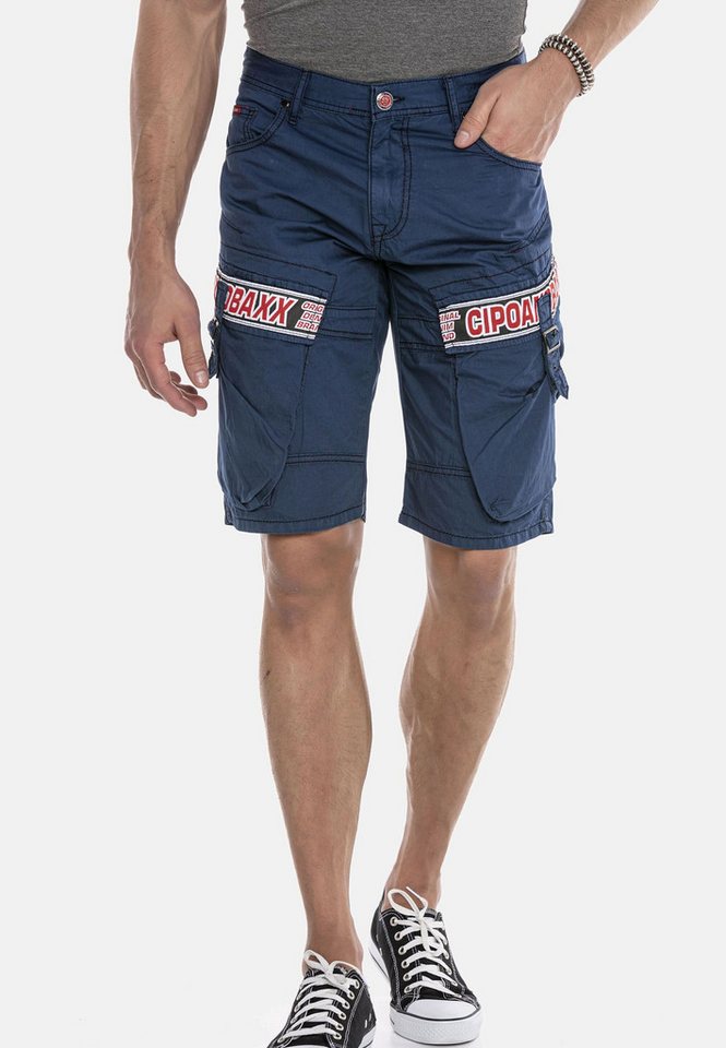 Cipo & Baxx Jeansbermudas Capri-Shorts mit angesagtem Label-Patch auf den Cargotaschen von Cipo & Baxx