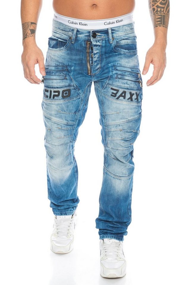 Cipo & Baxx Regular-fit-Jeans Herren Jeans Hose mit Big Label Lettern und Reißverschlüssen Kleine Abriebstellen in der Waschung, acht Vordertaschen von Cipo & Baxx