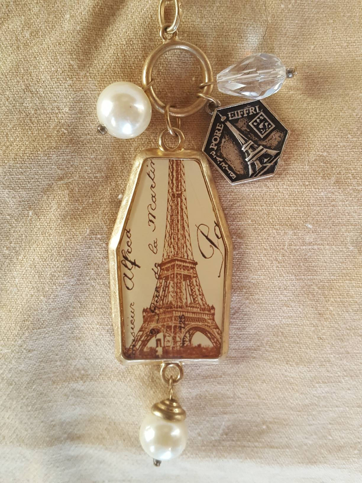 Paris Anhänger Mit Faux Perlen Und Lucite Prismen Paris Anhänger Mit Faux Perlen Und Lucite Prismen von Circa1909