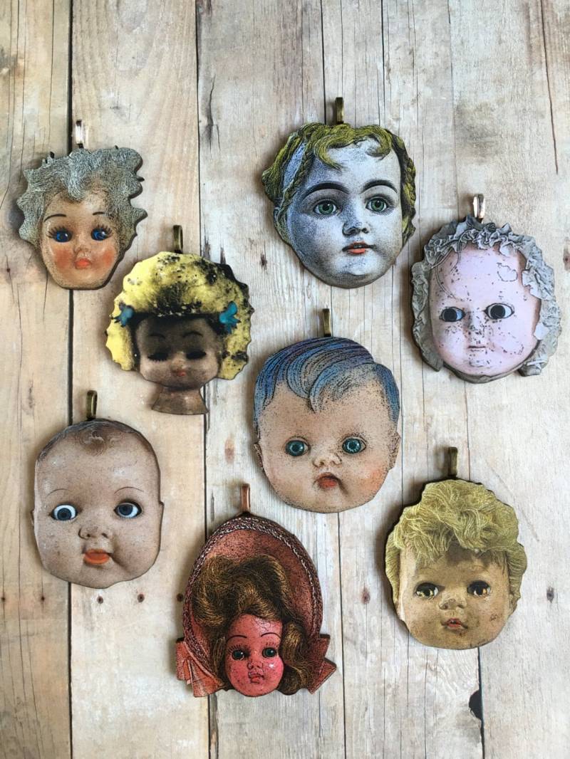 Puppenkopf Halskette Vintage Puppen Kuriosität Schmuck Kuriositäten Einzigartige Accessoires Illustration von CircaAD