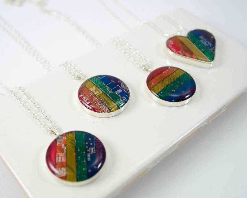 Computer Platine Halskette Regenbogen, Stolz Schmuck, Lgbt Halsketten, Monat Geschenk Für Freund Oder Verbündete, Regenbogen Flagge von CircuitBreakerLabs