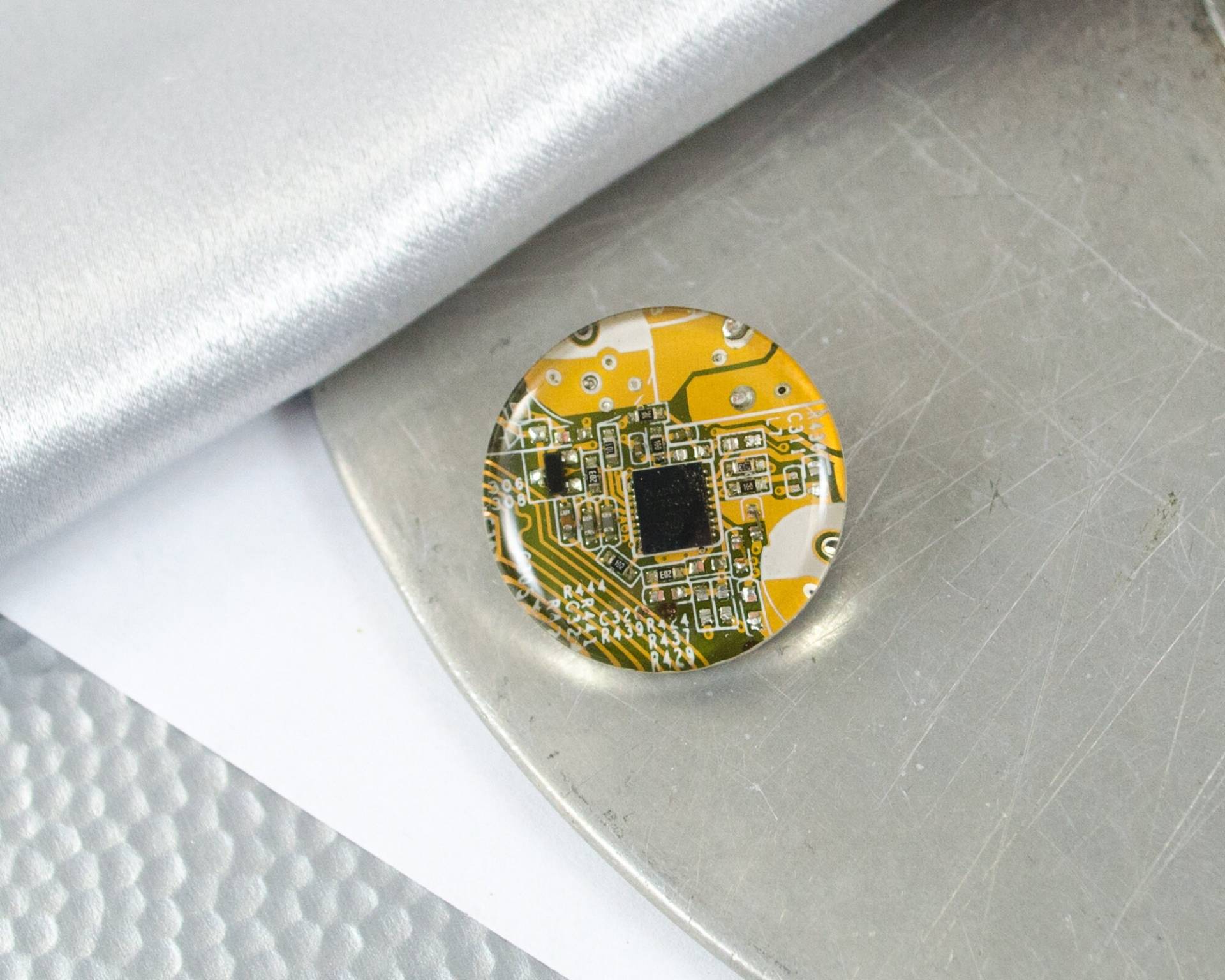 Gelbe Platine, Computer Pin, Geschenk von CircuitBreakerLabs